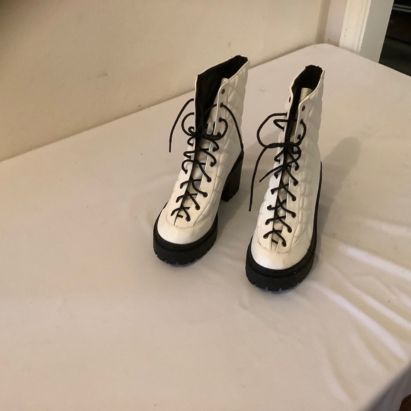 Ladies White Boots - Picture 1 of 5